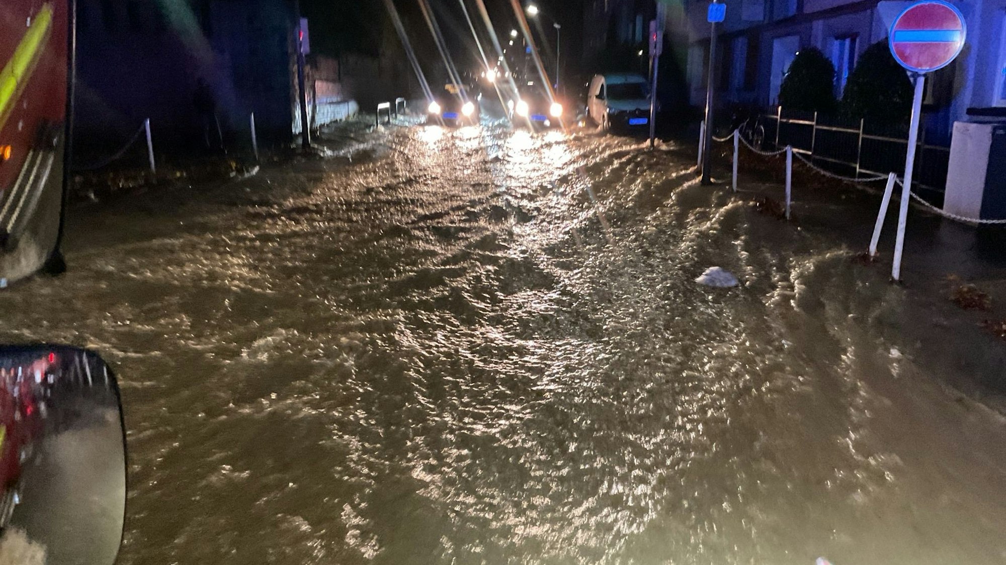 Das Wasser stand rund 60 Zentimeter hoch in der Straße in Dortmund.