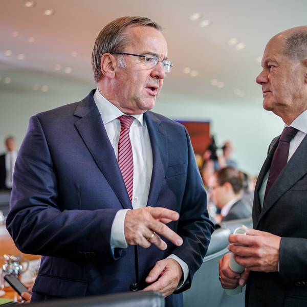 Bundeskanzler Olaf Scholz (r, SPD) und Boris Pistorius (SPD), Bundesminister der Verteidigung, unterhalten sich. In der SPD ist eine Debatte um die Kanzlerkandidatur entbrannt.