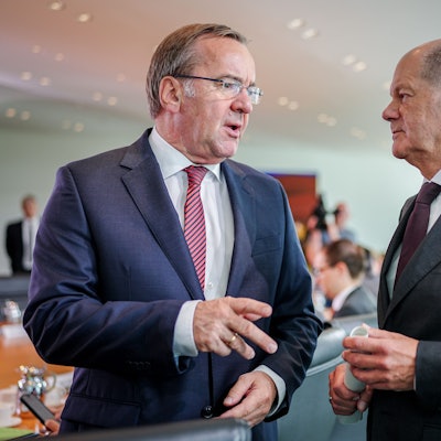 Bundeskanzler Olaf Scholz (r, SPD) und Boris Pistorius (SPD), Bundesminister der Verteidigung, unterhalten sich. In der SPD ist eine Debatte um die Kanzlerkandidatur entbrannt.