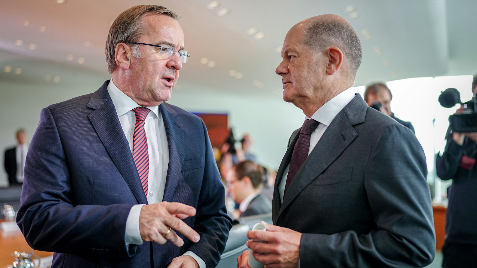 Bundeskanzler Olaf Scholz (r, SPD) und Boris Pistorius (SPD), Bundesminister der Verteidigung, unterhalten sich. In der SPD ist eine Debatte um die Kanzlerkandidatur entbrannt.