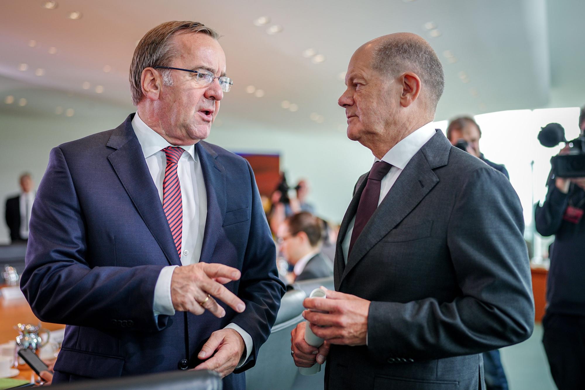 Bundeskanzler Olaf Scholz (r, SPD) und Boris Pistorius (SPD), Bundesminister der Verteidigung, unterhalten sich zu Beginn der Sitzung des Bundeskabinetts.