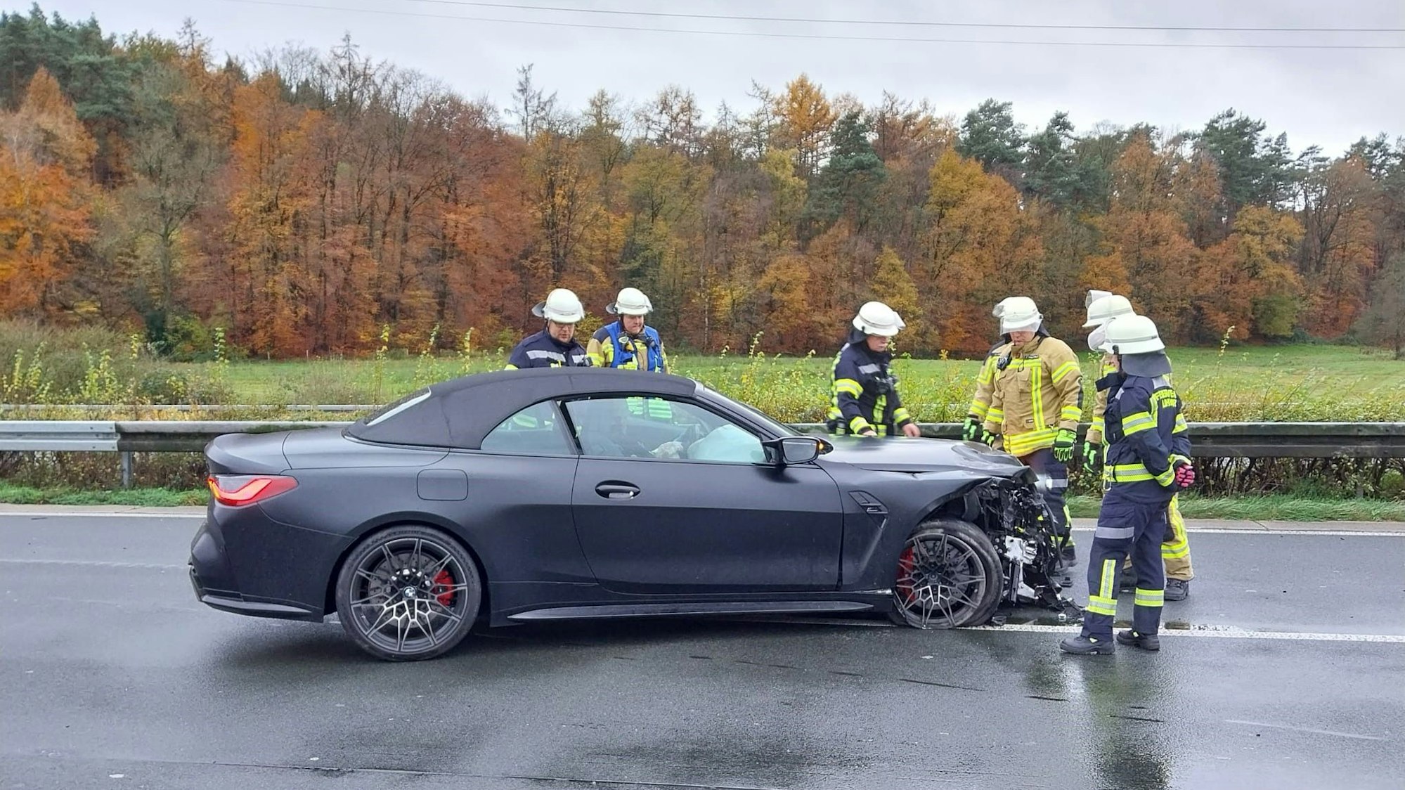 Kurz hinter dem Rastplatz Sülztal war der Fahrer des BMW Cabrios in einen Sattelschlepper geprallt.