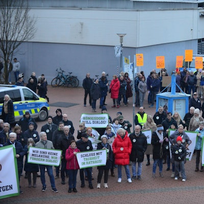 Auf dem Bild sind Demonstranten vor dem Stadtsaal zu sehen.