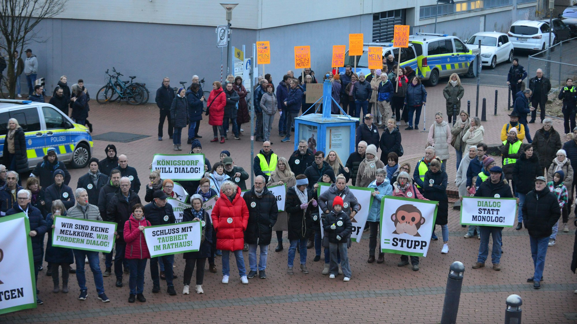 Auf dem Foto sind Demonstrierende mit Plakaten zu sehen.