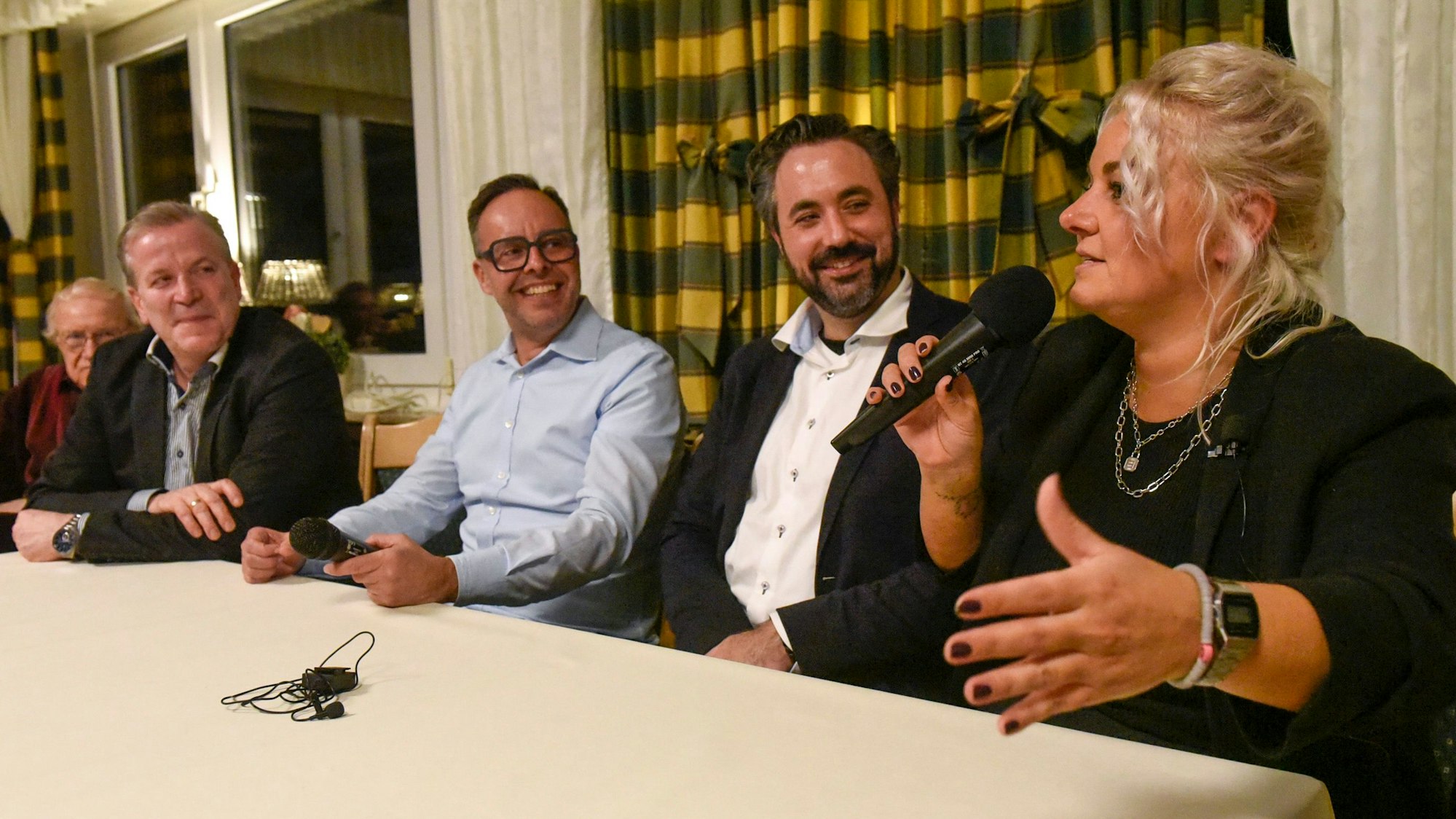 Zu sehen sind Festkomitee-Präsident Christoph Kuckelkorn, Moderator Till Quitmann, der Leiter des Rosenmontagszugs Marc Michelske und Sängerin Nicole Kempermann.