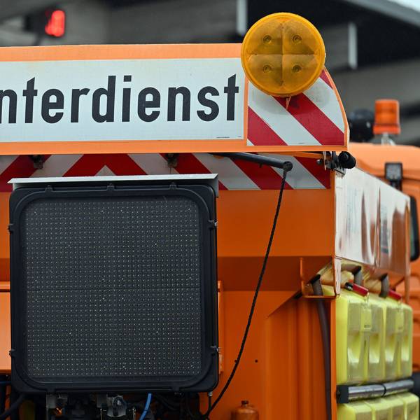 Ein Winterdienstfahrzeug im Einsatz.