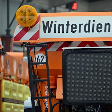 Ein Winterdienstfahrzeug im Einsatz.