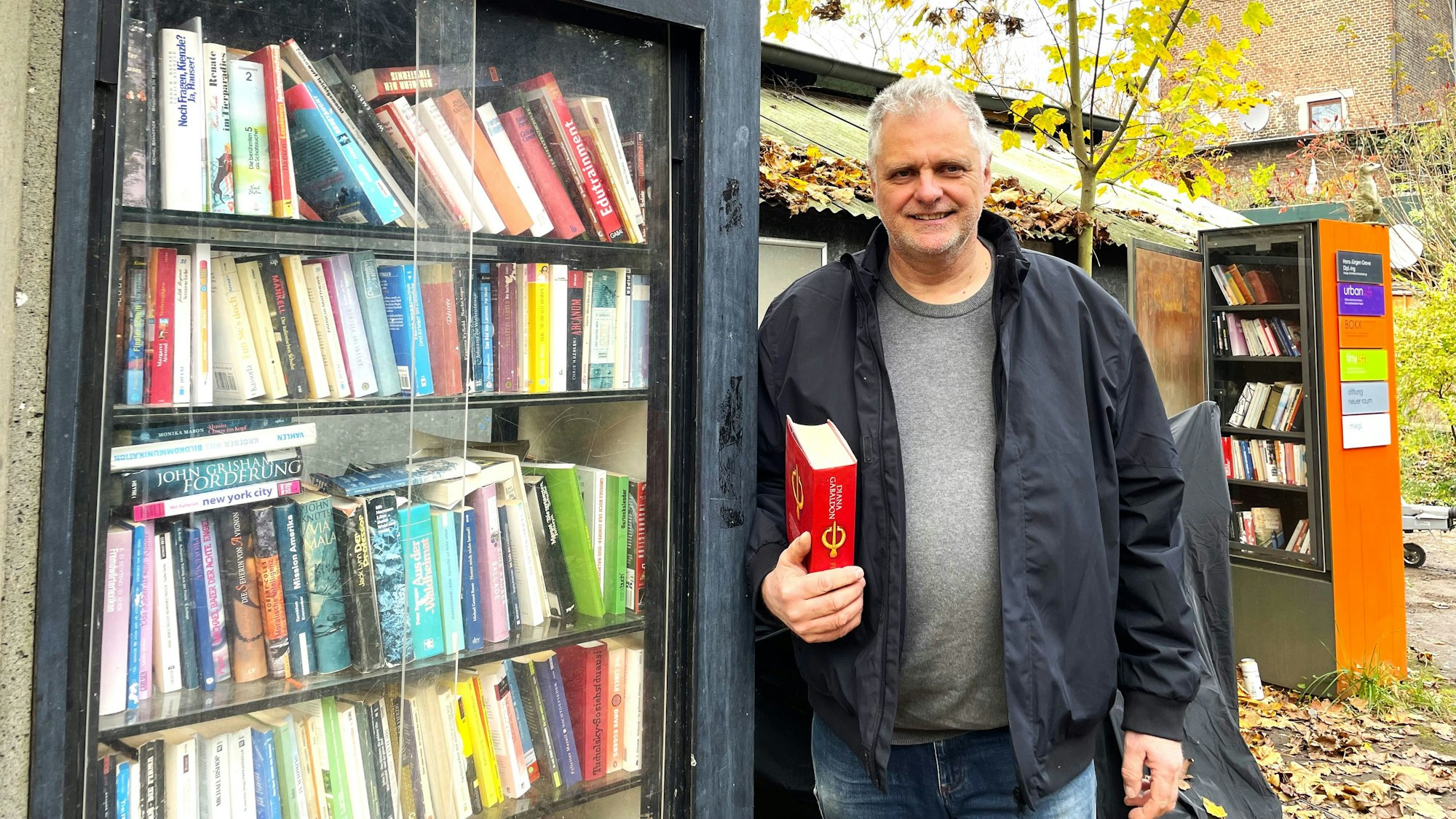 Hans -Jürgen Greve vor seinen Bücherschränken