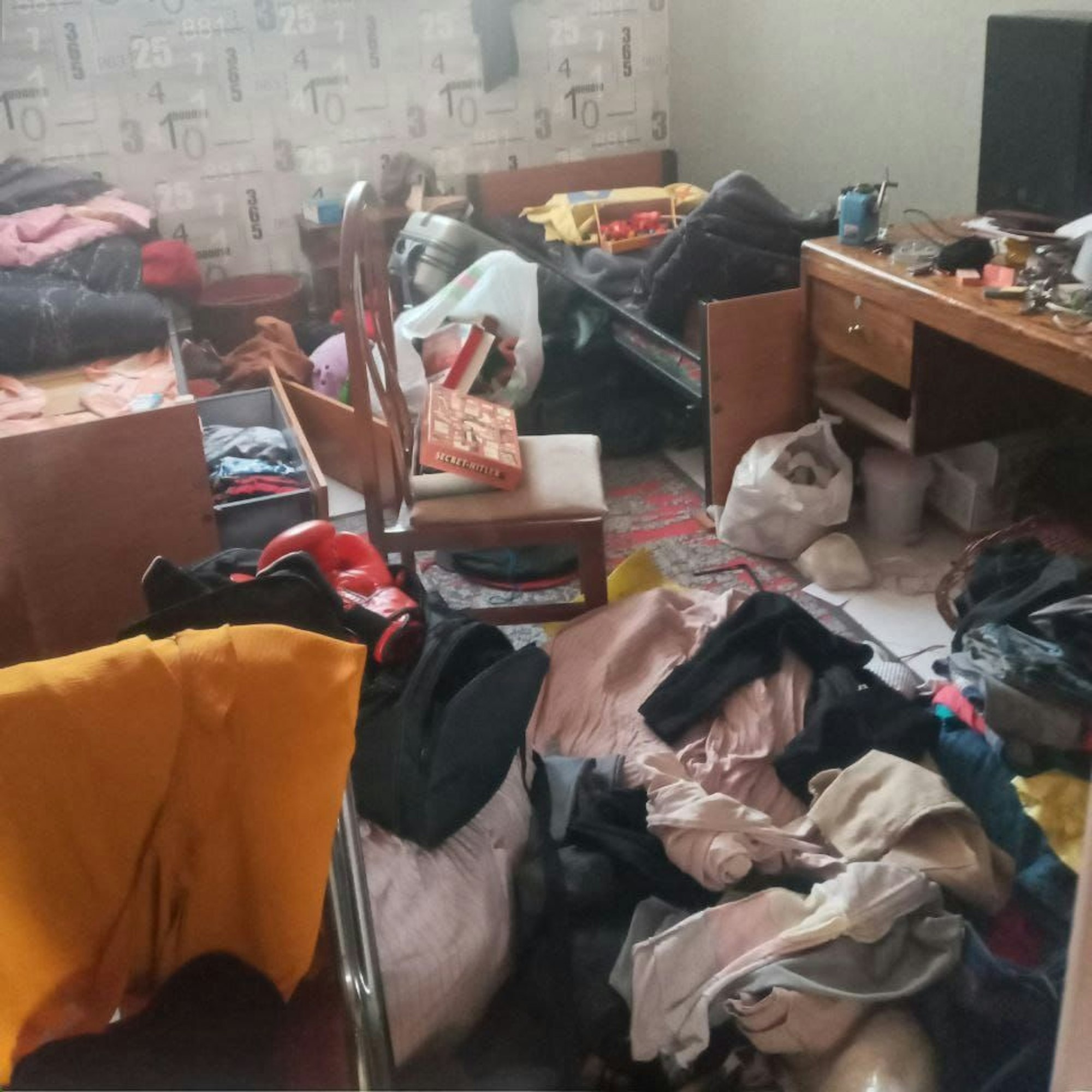 Bild einer Wohnung, die durchsucht wurde. Alles wurde durchwühlt.