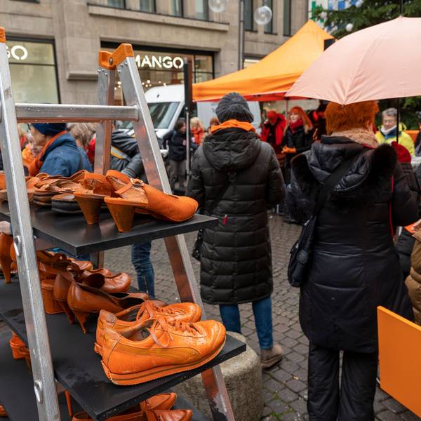 Orange besprühte Schuhpaare als Zeichen gegen Gewalt an Frauen.