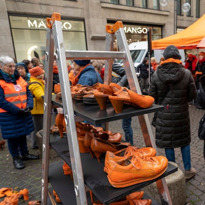 Orange besprühte Schuhpaare als Zeichen gegen Gewalt an Frauen.