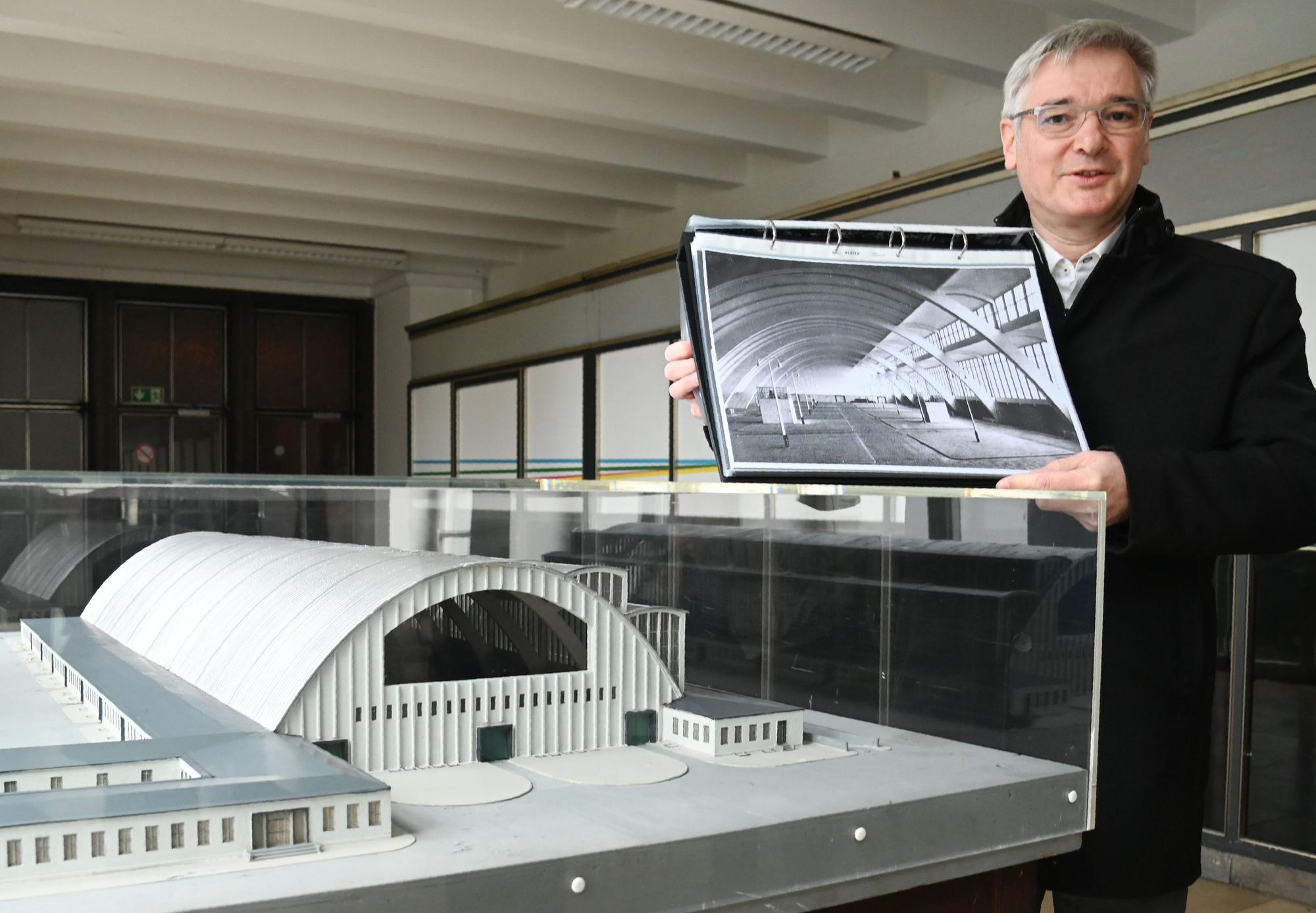 Stadtkonservator Thomas Werner erläutert die Denkmalpflege am Beispiel der Großmarkthalle.