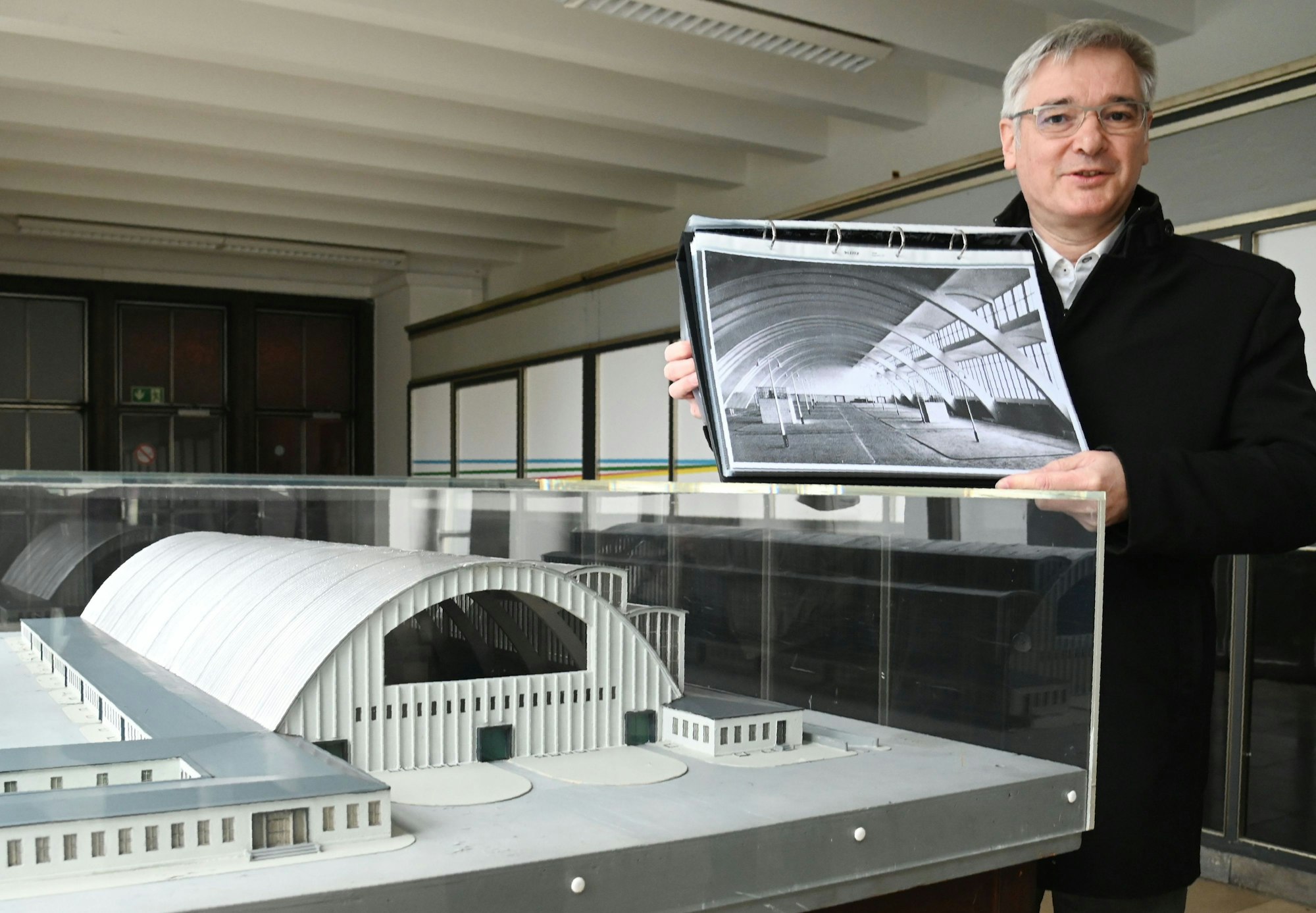 Stadtkonservator Thomas Werner erläutert die Denkmalpflege am Beispiel der Großmarkthalle.
