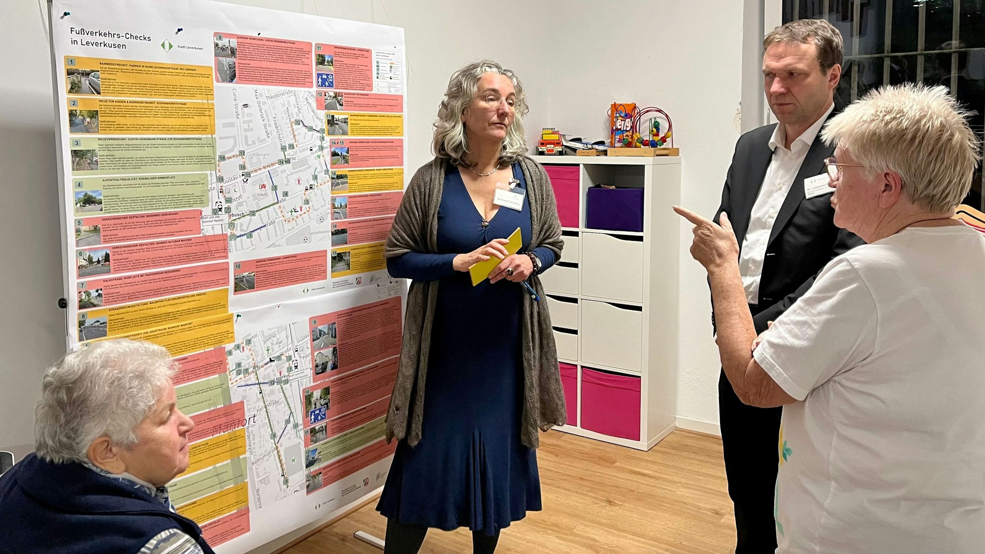 Planerin Andrea Fromberg und Umweltdezernent Alexander Lünenbach mit zwei Manforterinnen vor einem Plan