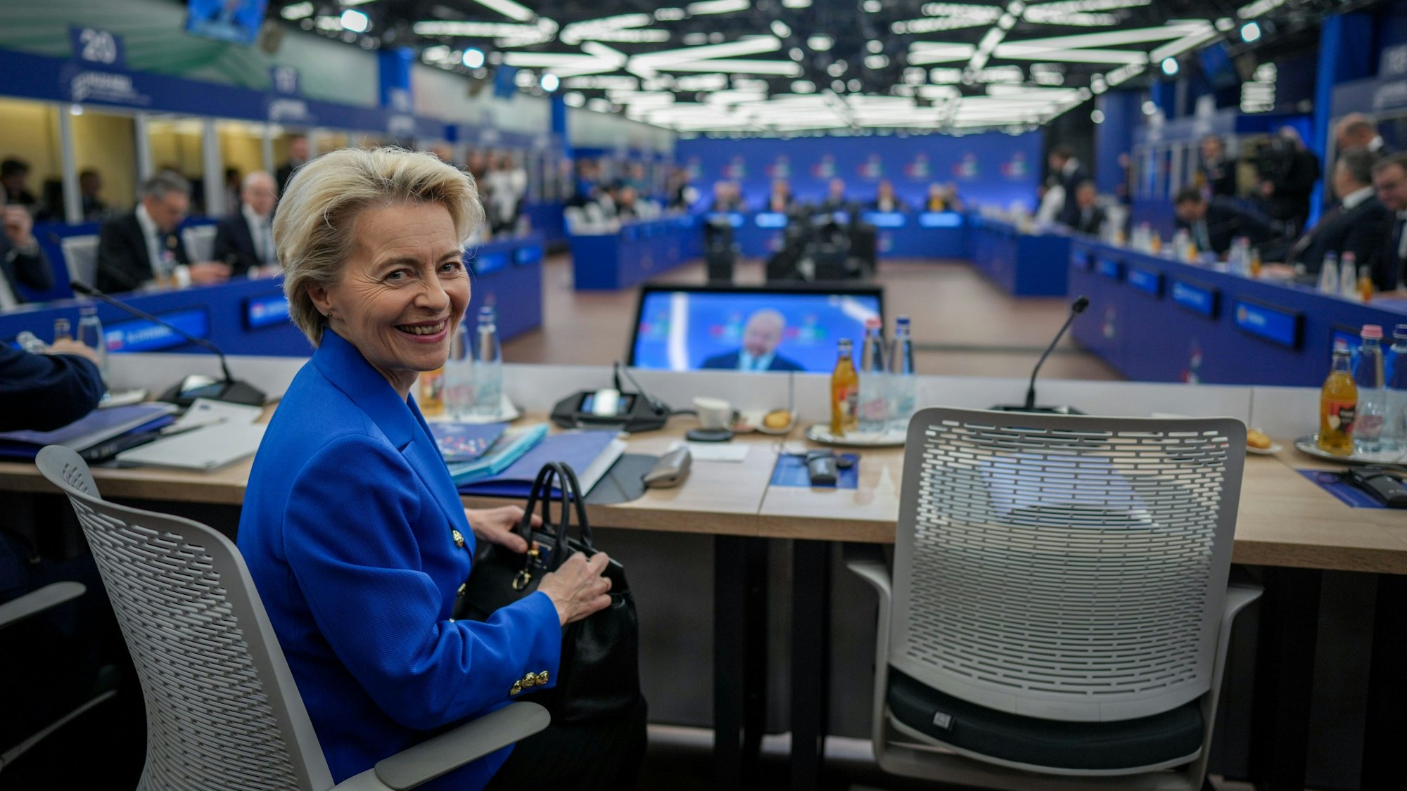 Ursula von der Leyen, Präsidentin der Europäischen Kommission, nimmt an der Auftaktsitzung des Informellen Treffens des Europäischen Rates in der ungarischen Hauptstadt teil.