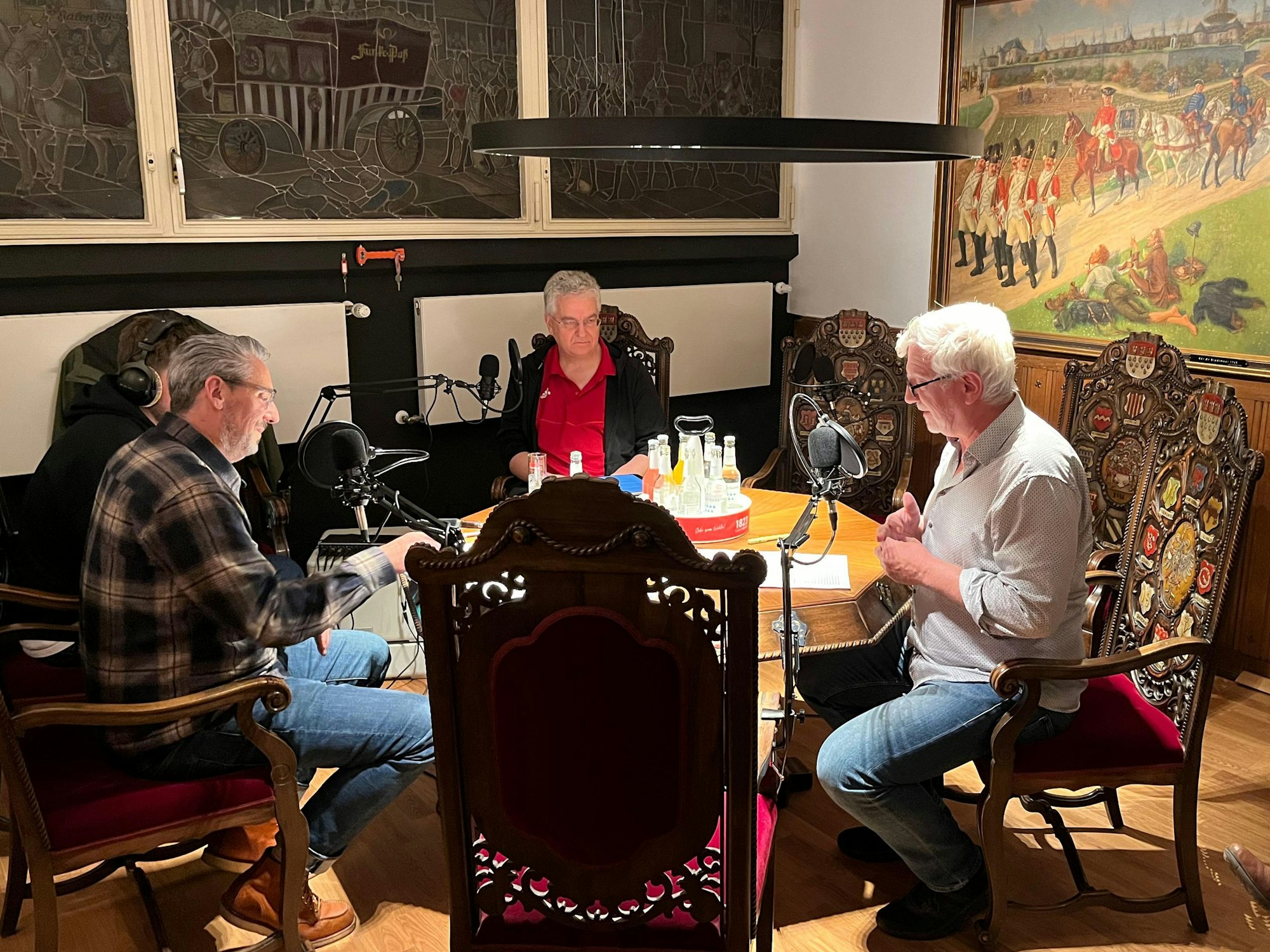 Aufnahmen beim Zweiten Kölner Podcast-Tag: Helmut Frangenberg von True Crime Köln (r.) mit den beiden Moderatoren Frank Mausbach (l.) und Uli Kievernagel im Senatszimmer der Roten Funken