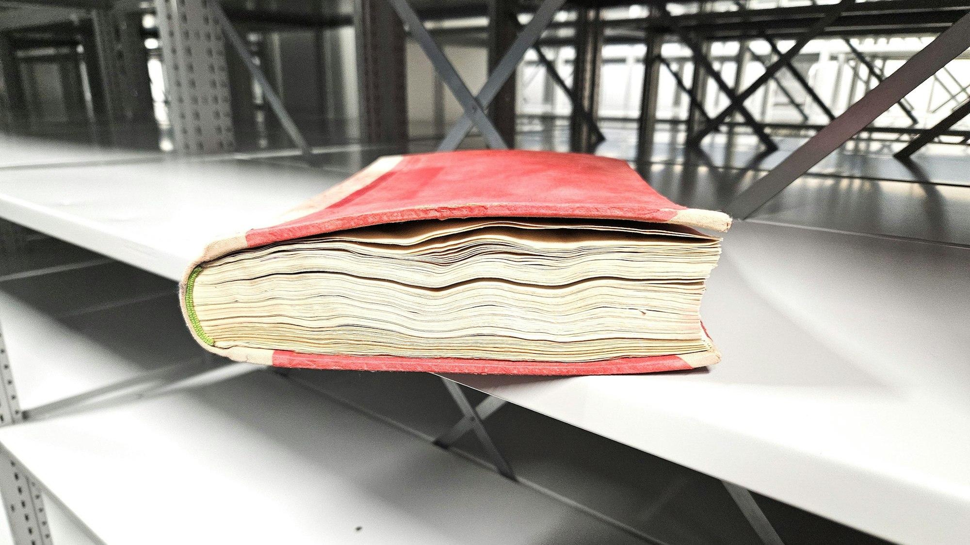 Das Foto zeigt eine aufgequollene Akte.