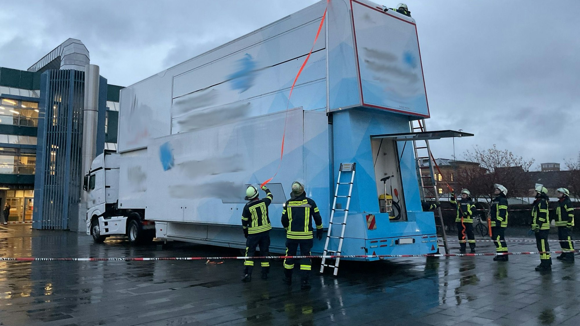 Einsatzkräfte der Feuerwehr im Einsatz an dem Show-Truck an der Friedrich-Hirzebruch-Allee in Bonn-Poppelsdorf.