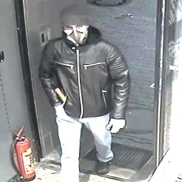 Wer erkennt den Verdächtigen? Überfälle auf Tankstellen in Bonn.