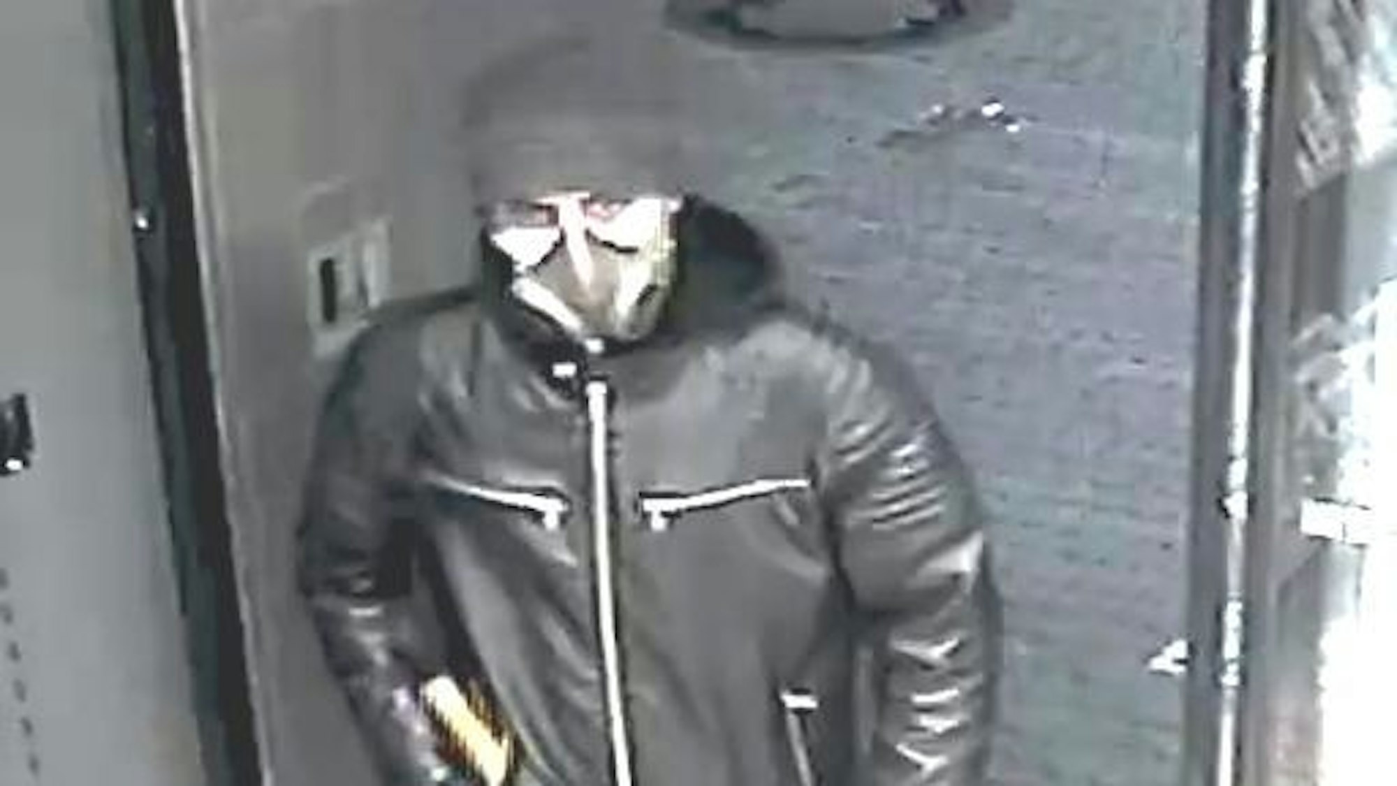 Wer erkennt den Verdächtigen? Überfälle auf Tankstellen in Bonn.