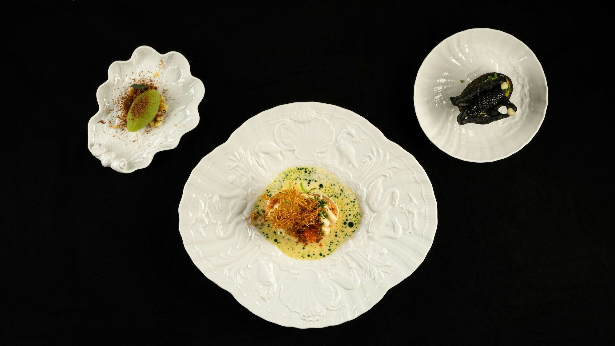 Drei Teller mit unterschiedlichen Gerichten.