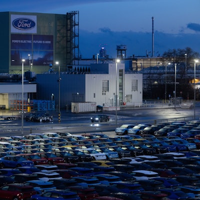 dpatopbilder - 20.11.2024, Nordrhein-Westfalen, Köln: Elektroautos vom Typ Explorer stehen auf dem Werksgelände der Ford-Werke in Köln-Niehl. (zu dpa: ·Ford will in Deutschland 2.900 Stellen abbauen·) Foto: Rolf Vennenbernd/dpa +++ dpa-Bildfunk +++