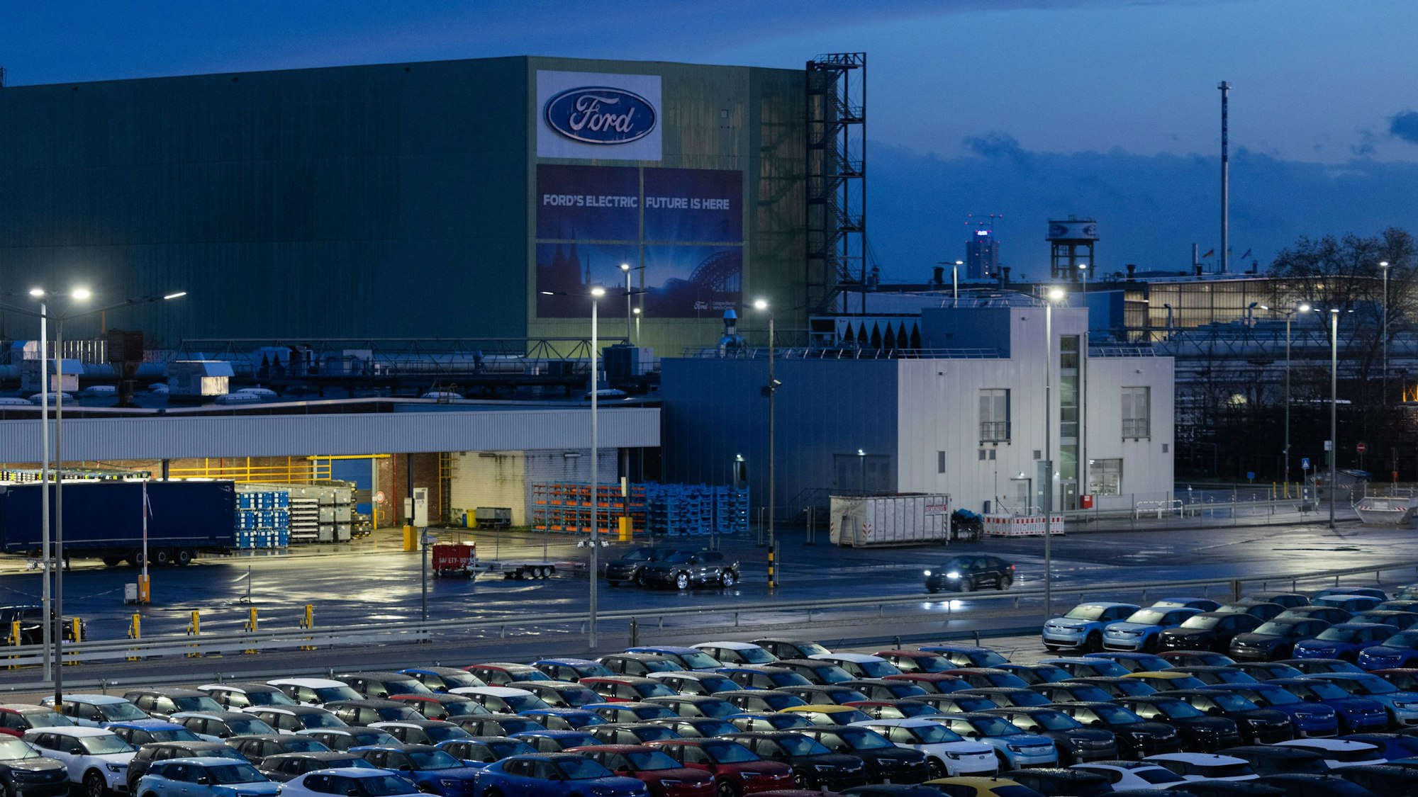 dpatopbilder - 20.11.2024, Nordrhein-Westfalen, Köln: Elektroautos vom Typ Explorer stehen auf dem Werksgelände der Ford-Werke in Köln-Niehl. (zu dpa: ·Ford will in Deutschland 2.900 Stellen abbauen·) Foto: Rolf Vennenbernd/dpa +++ dpa-Bildfunk +++