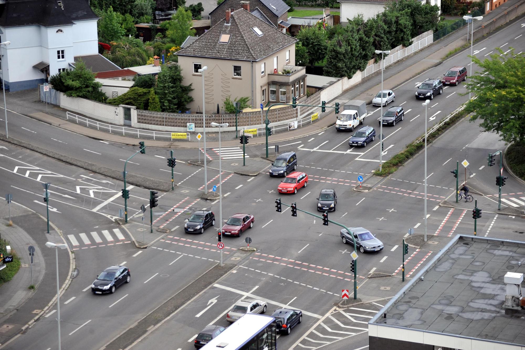 Die Kreuzung von Mauspfad und Kalkstraße mit der Gustav-Heinemann-Straße