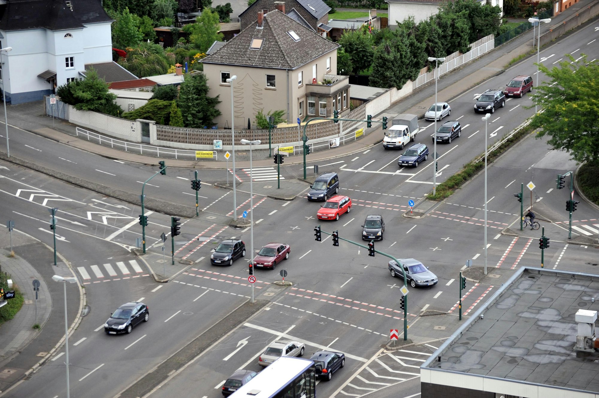 Die Kreuzung von Mauspfad und Kalkstraße mit der Gustav-Heinemann-Straße