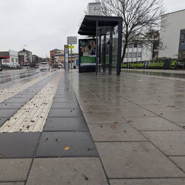 Das Foto zeigt das Pflaster der barrierefrei ausgebauten Haltestelle an der Luxemburger Straße aus der Froschperspektive.