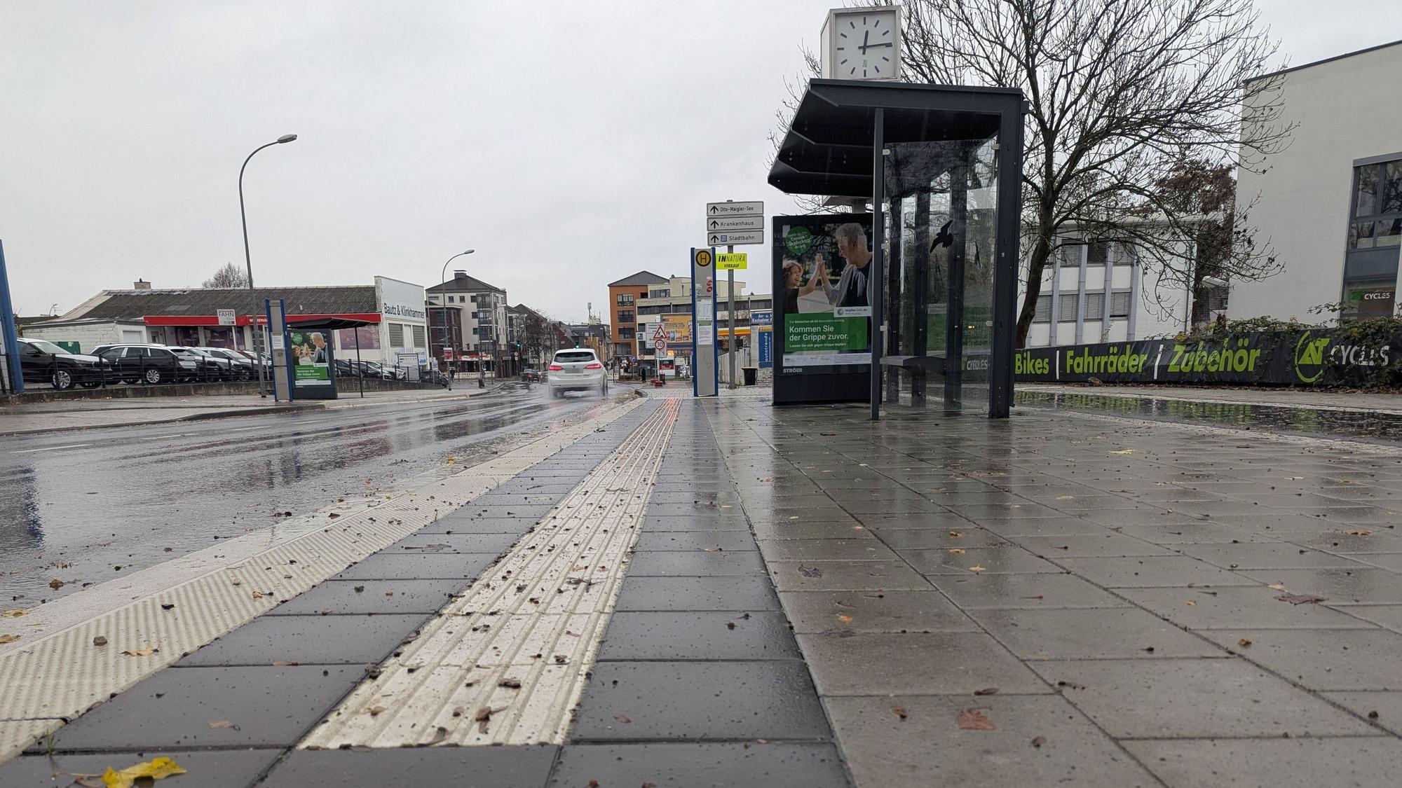 Das Foto zeigt das Pflaster der barrierefrei ausgebauten Haltestelle an der Luxemburger Straße aus der Froschperspektive.