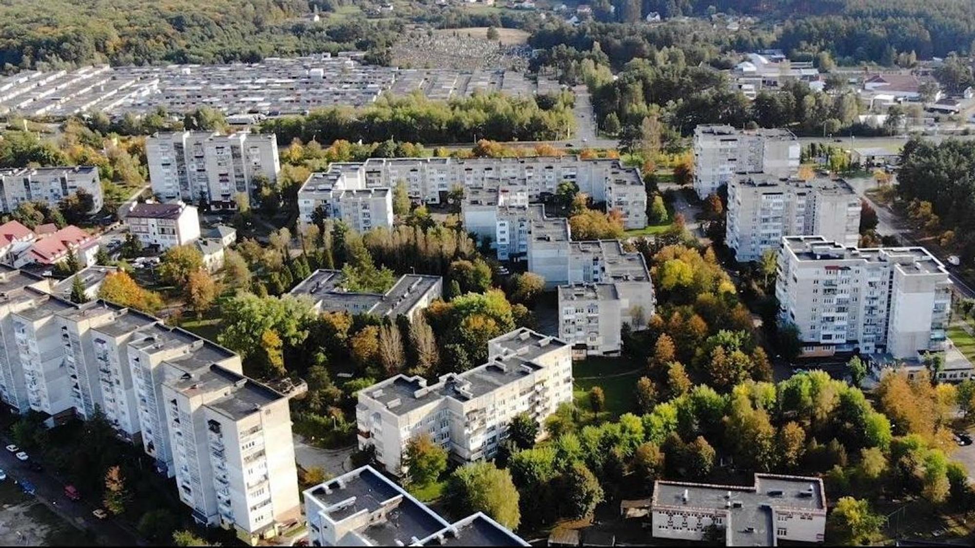 Eine Hochhaussiedlung, aus der Luft fotografiert.