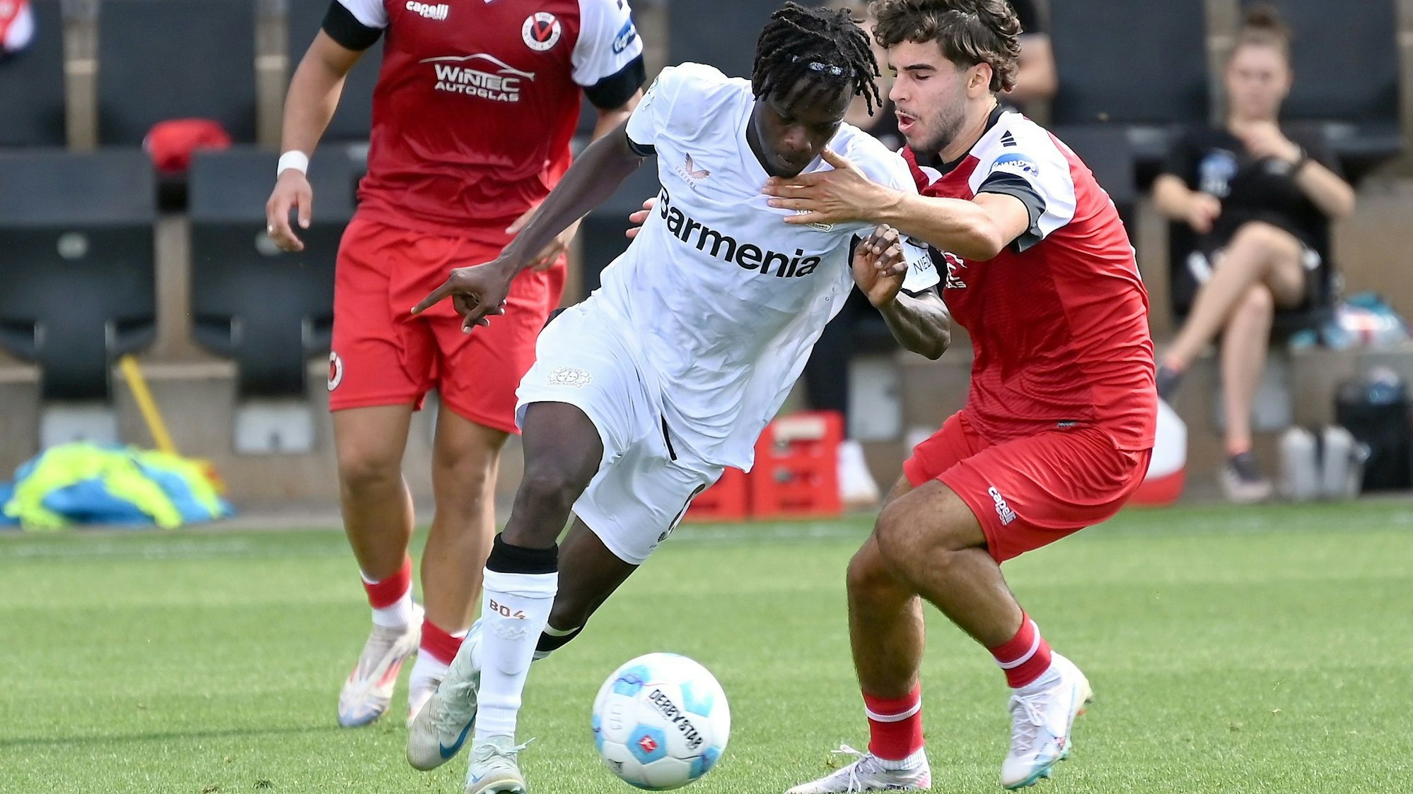 24.08.2024, Fussball-U19-Bayer Leverkusen-Viktoria Köln
mitte: Naba Mensah (Bayer)
rechts: Lino Labonte (Köln)
Foto: Uli Herhaus