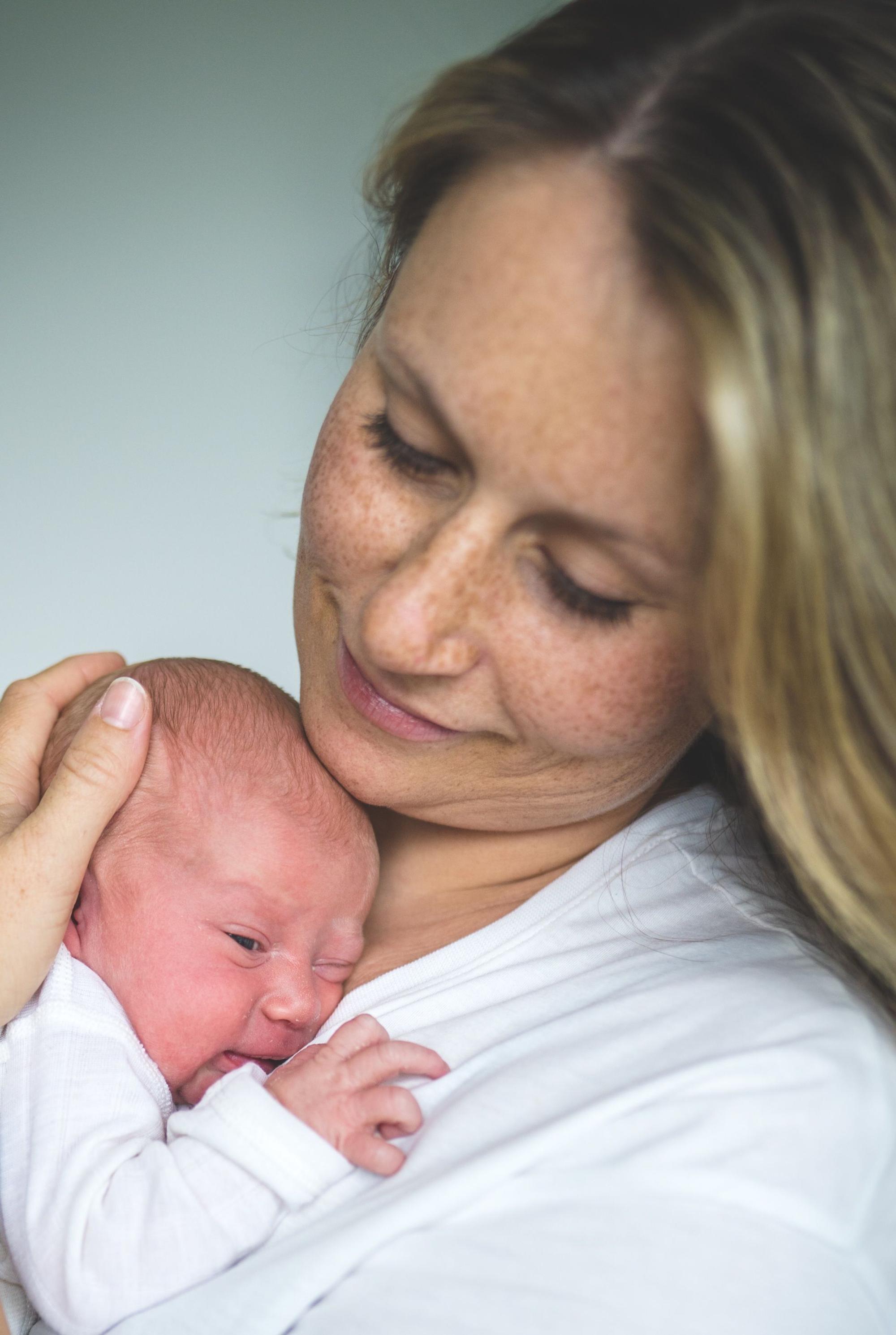 Sarah Seven mit ihrer Tochter im Wochenbett