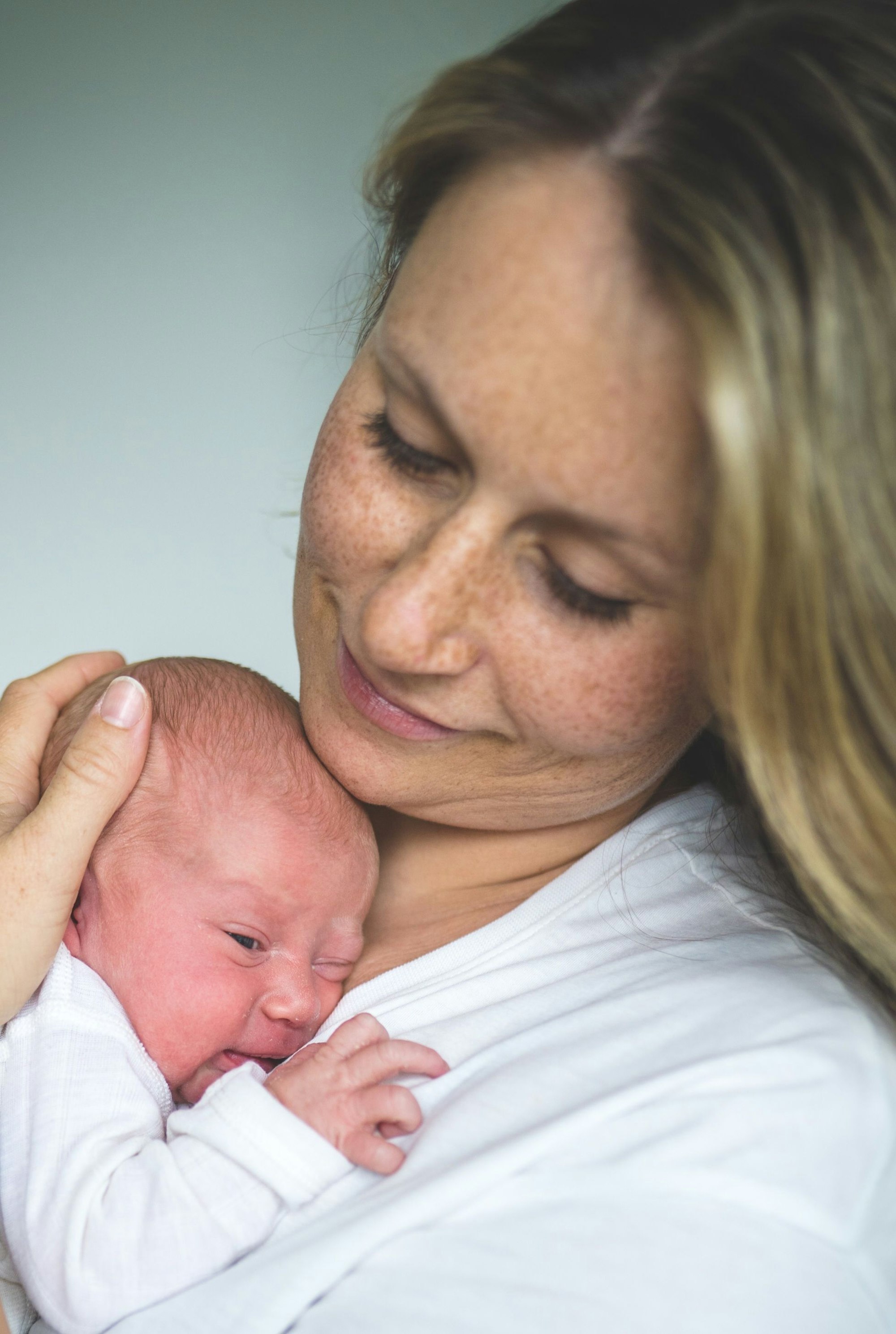 Sarah Seven mit ihrer Tochter im Wochenbett