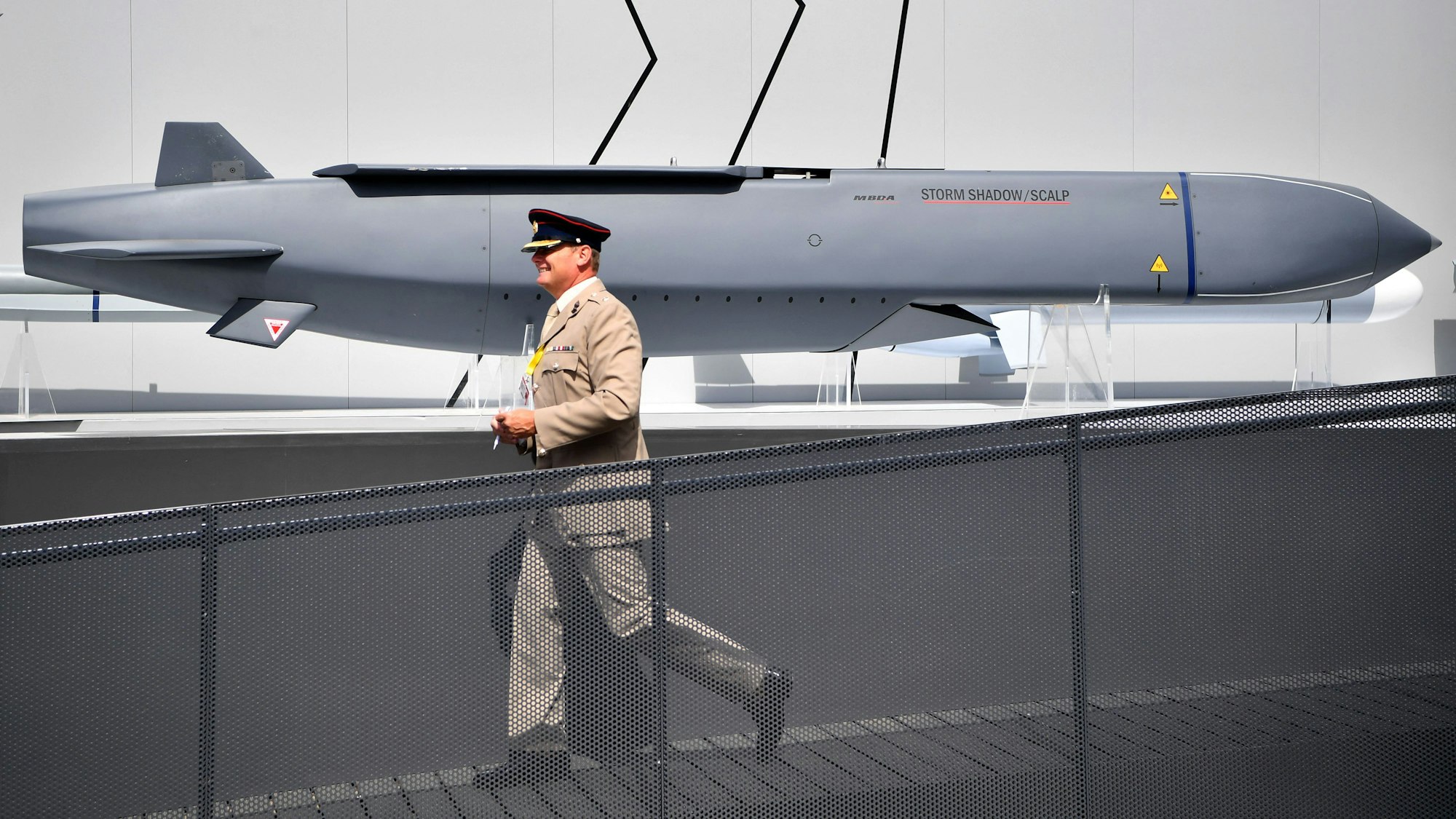 Ein britischer Soldat läuft an einem Storm-Shadow-Marschflugkörper vorbei.