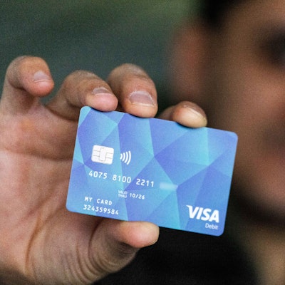 ARCHIV - 17.01.2024, Baden-Württemberg, Offenburg: Ein Geflüchteter hält eine Debitcard in der Hand. (zu dpa: «Bezahlkarte: Experten kritisieren Bargeldbegrenzung») Foto: Philipp von Ditfurth/dpa +++ dpa-Bildfunk +++