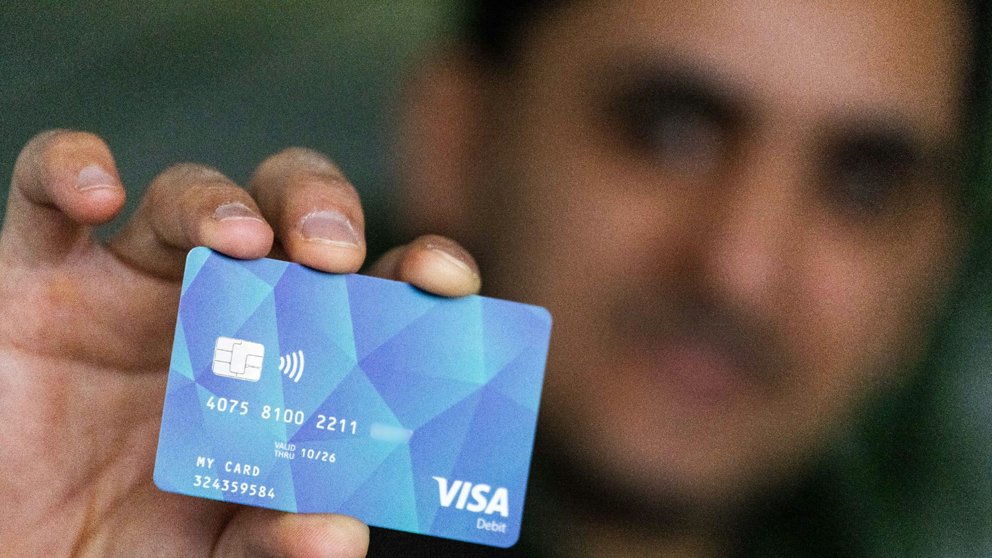 ARCHIV - 17.01.2024, Baden-Württemberg, Offenburg: Ein Geflüchteter hält eine Debitcard in der Hand. (zu dpa: «Bezahlkarte: Experten kritisieren Bargeldbegrenzung») Foto: Philipp von Ditfurth/dpa +++ dpa-Bildfunk +++