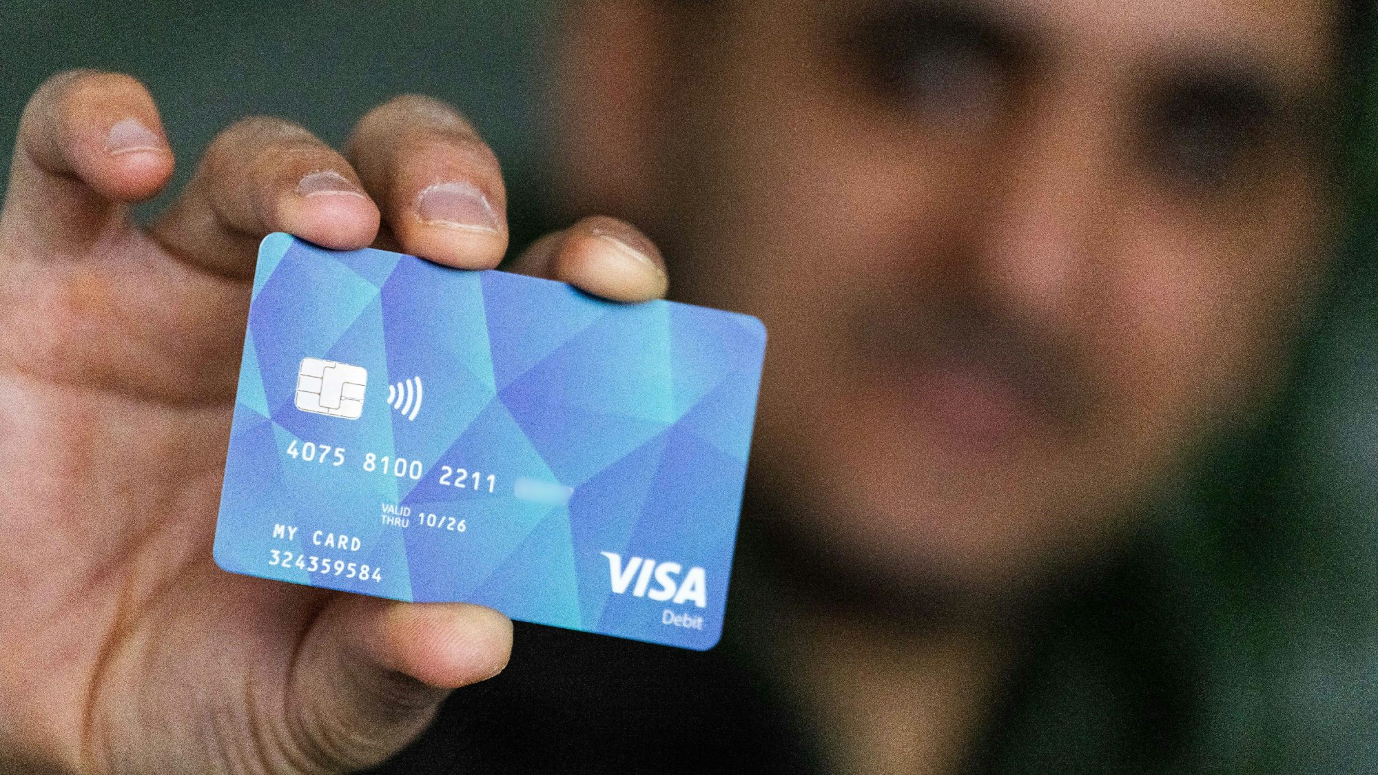 ARCHIV - 17.01.2024, Baden-Württemberg, Offenburg: Ein Geflüchteter hält eine Debitcard in der Hand. (zu dpa: «Bezahlkarte: Experten kritisieren Bargeldbegrenzung») Foto: Philipp von Ditfurth/dpa +++ dpa-Bildfunk +++