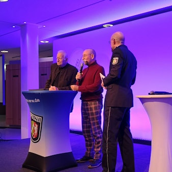 Bongart und Lichter stehen auf der Bühne des Medio Rhein Erft neben einem Pressesprecher der Polizei.