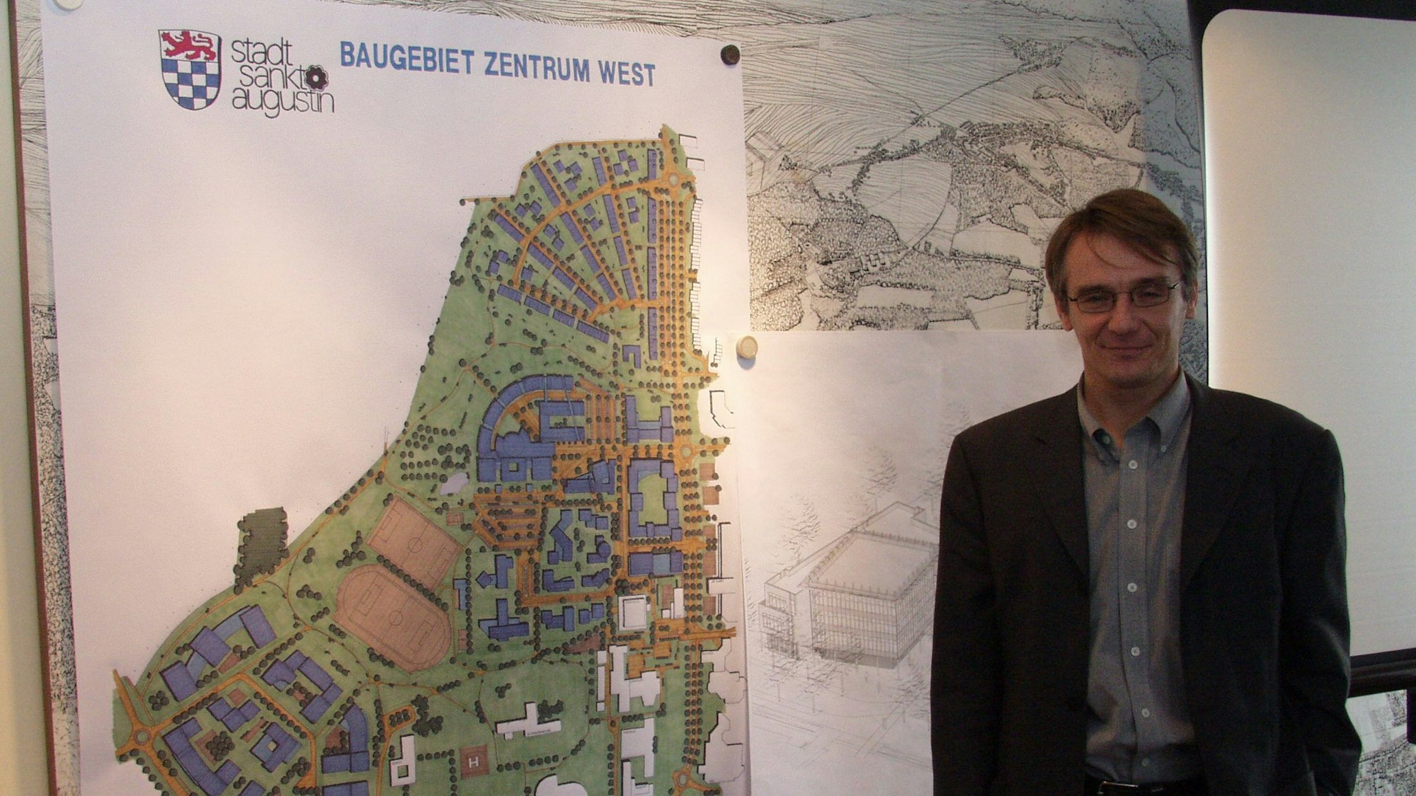 Beigeordneter Rainer Gleß präsentierte kurz nach seinem Amtsantritt im Jahr 2002 den Sachstandbericht ‚Zentrum-West‘.