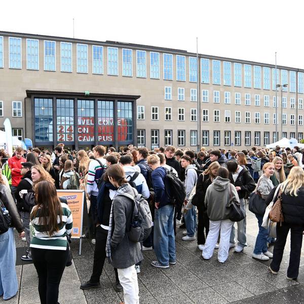 07.10.2024 Köln. Universität zu Köln. Winter Semester 2024. Auf dem Albertus-Magnus-Platz orientieren sich die Ersties. Foto: Alexander Schwaiger
