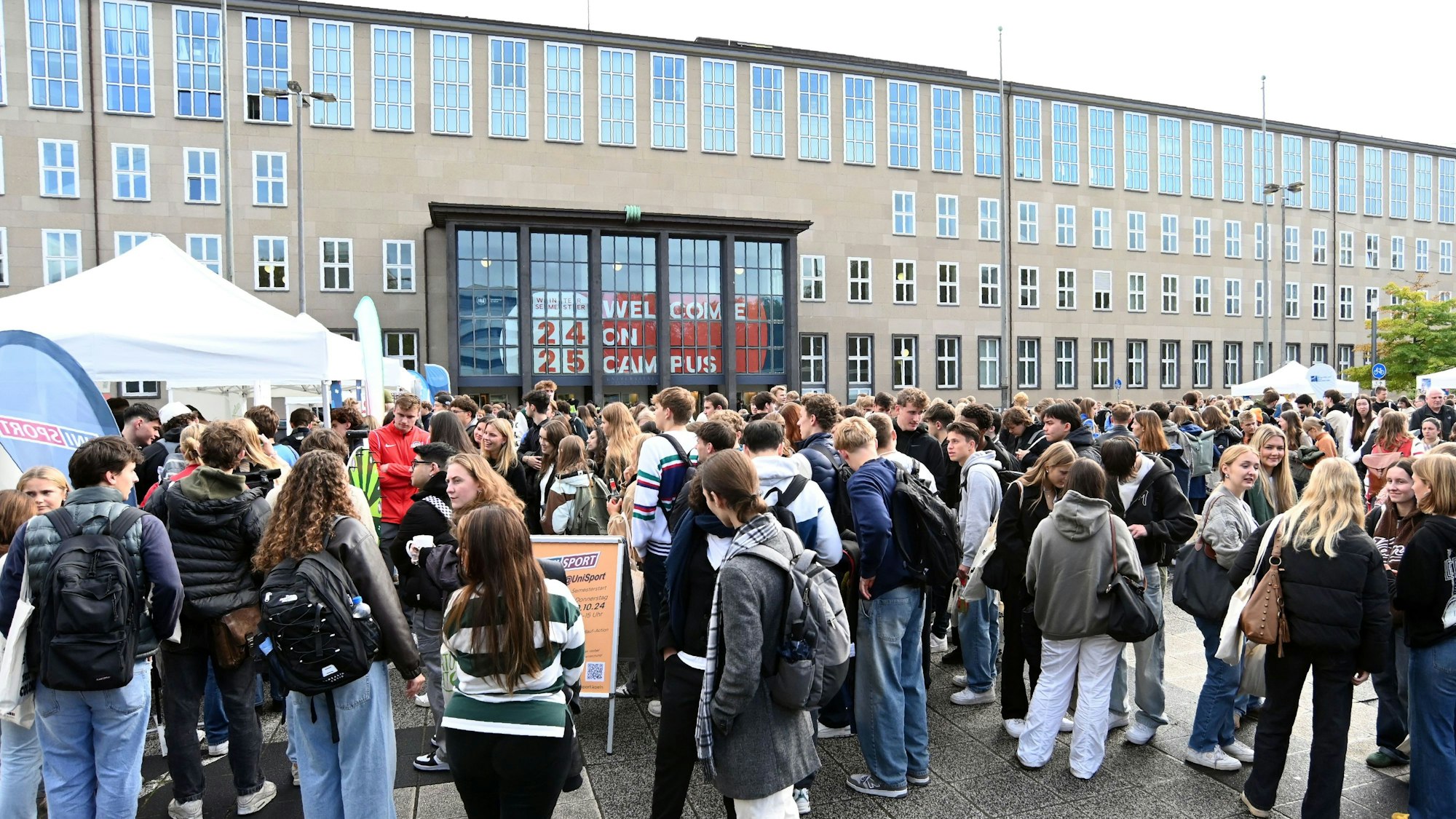 07.10.2024 Köln. Universität zu Köln. Winter Semester 2024. Auf dem Albertus-Magnus-Platz orientieren sich die Ersties. Foto: Alexander Schwaiger