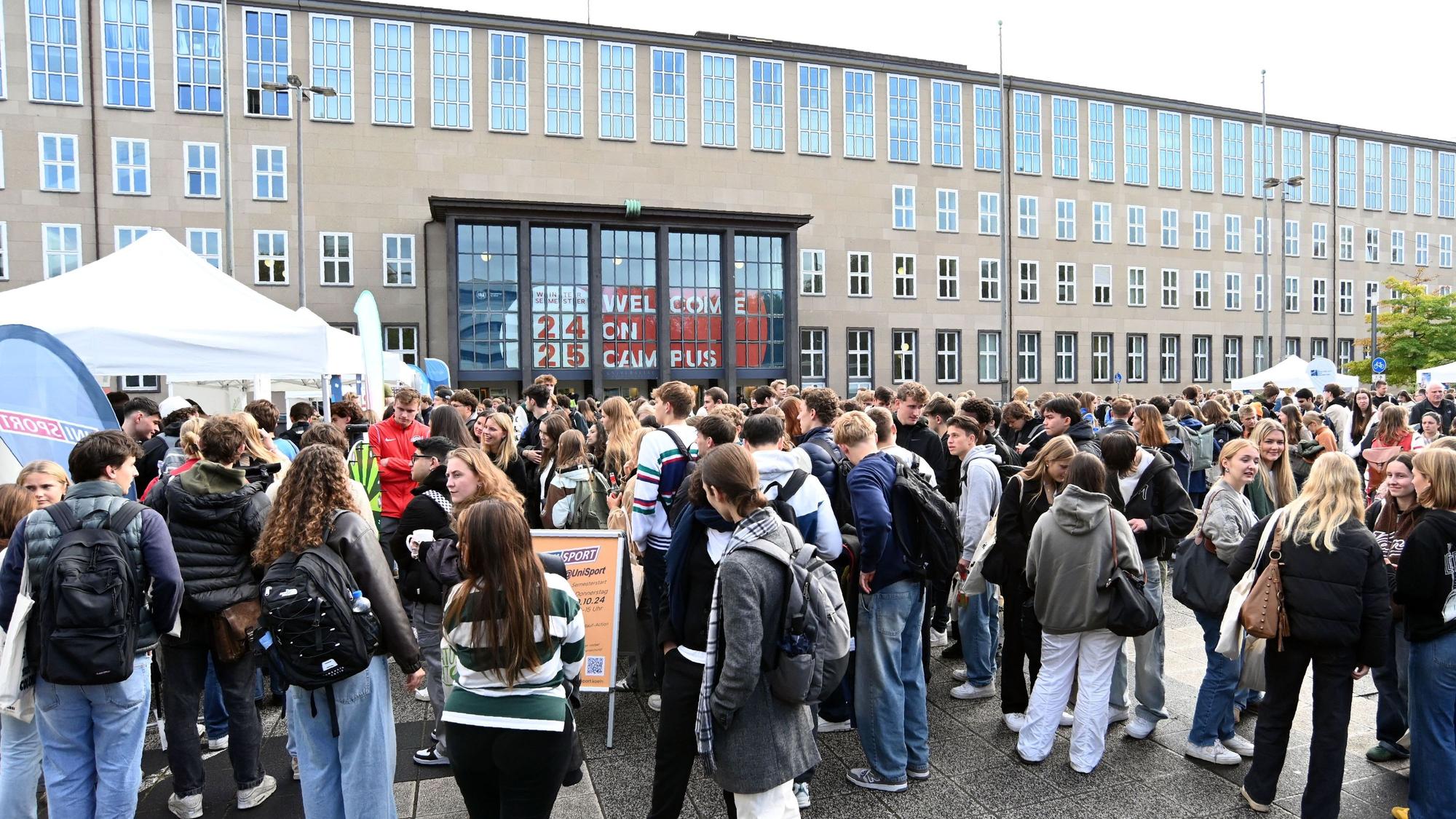 Das Hauptgebäude ist voll mit neuen Studierenden, die zum Wintersemester 2024/25 das Studium aufgenommen haben.