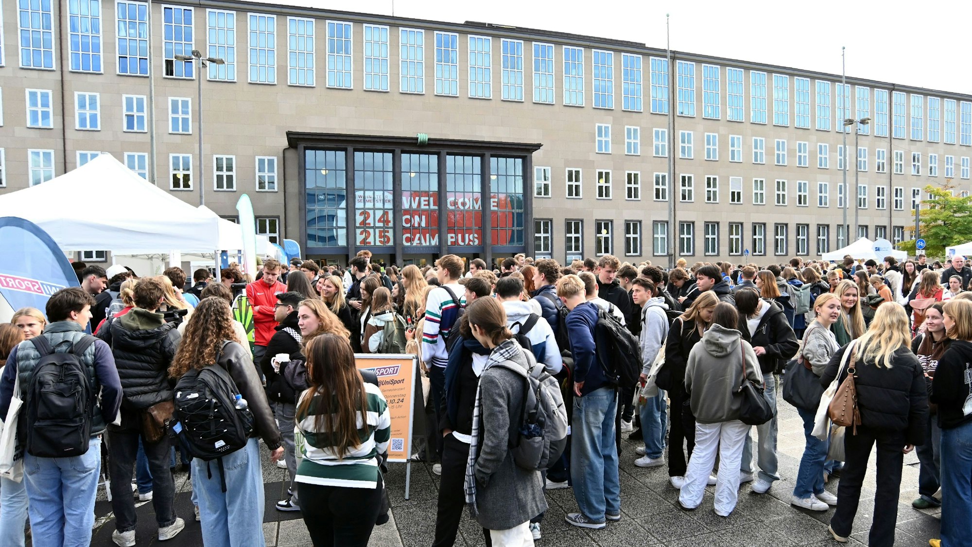 Das Hauptgebäude ist voll mit neuen Studierenden, die zum Wintersemester 2024/25 das Studium aufgenommen haben.