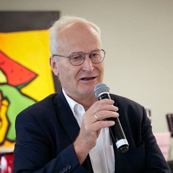 Mechernichs Bürgermeister Dr. Hans-Peter Schick spricht in ein Mikrofon.