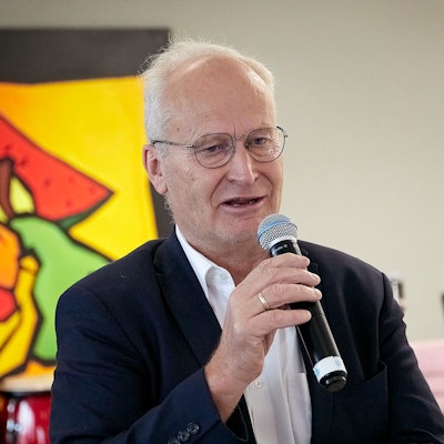 Mechernichs Bürgermeister Dr. Hans-Peter Schick spricht in ein Mikrofon.