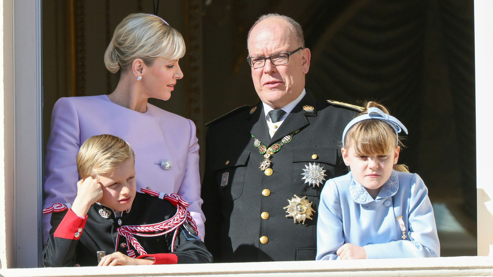 Prinz Jacques und Prinzessin Gabriella von Monaco können auch anders. Gelangweilte Gesichter am Nationalfeiertag. Dahinter die Eltern, Fürstin Charlène und Fürst Albert.