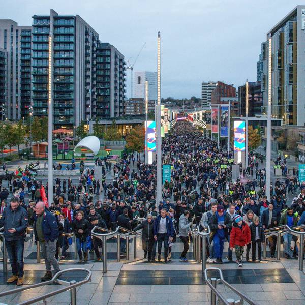 Fußballfans machen sich in London auf den Weg zum Wembley-Stadion. Nach dem Spiel zwischen England und Irland soll es an der U-Bahn-Station „Wembley Park“ zum diskriminierenden Gesang gekommen sein.