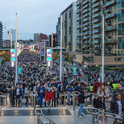 Fußballfans machen sich in London auf den Weg zum Wembley-Stadion. Nach dem Spiel zwischen England und Irland soll es an der U-Bahn-Station „Wembley Park“ zum diskriminierenden Gesang gekommen sein.
